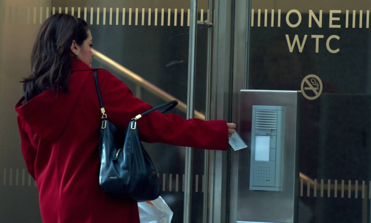 Mulher usa seu cartão de identidade para entrar no One World Trade Center. Construção do maior arranha-céu dos EUA custou US$ 3,9 bilhões Foto: DON EMMERT / AFP