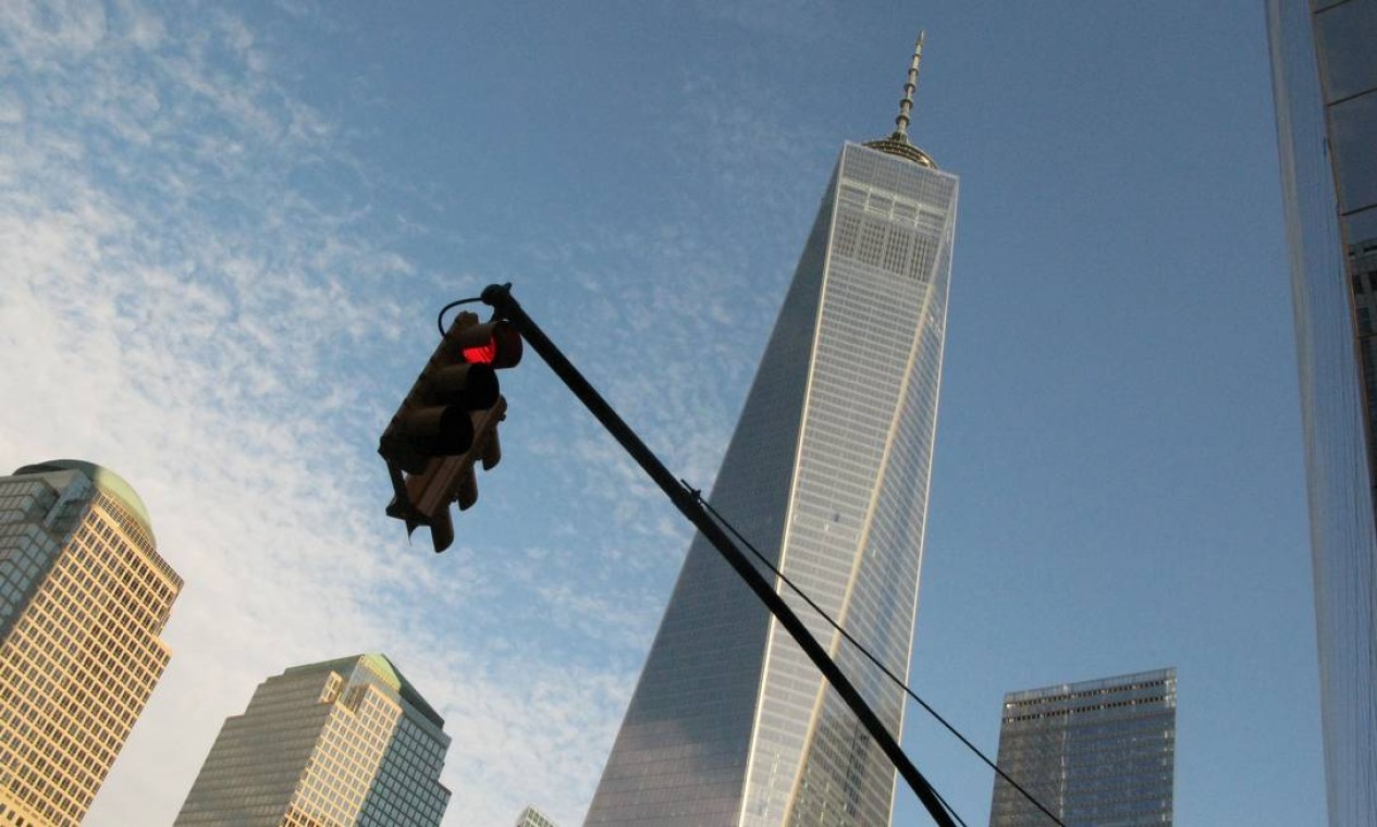 O One World Trade Center se destaca na paisagem de Manhattan: Com 104 andares, prédio, feito de aço e vidro que brilha à noite, é o maior dos EUA e reconstitui a clássica linha de edifícios que faz o cartão postal típico de Manhattan Foto: DON EMMERT / AFP