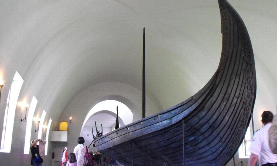 Em Oslo, desbrave o Vikingskipshuset, museu que abriga navios
