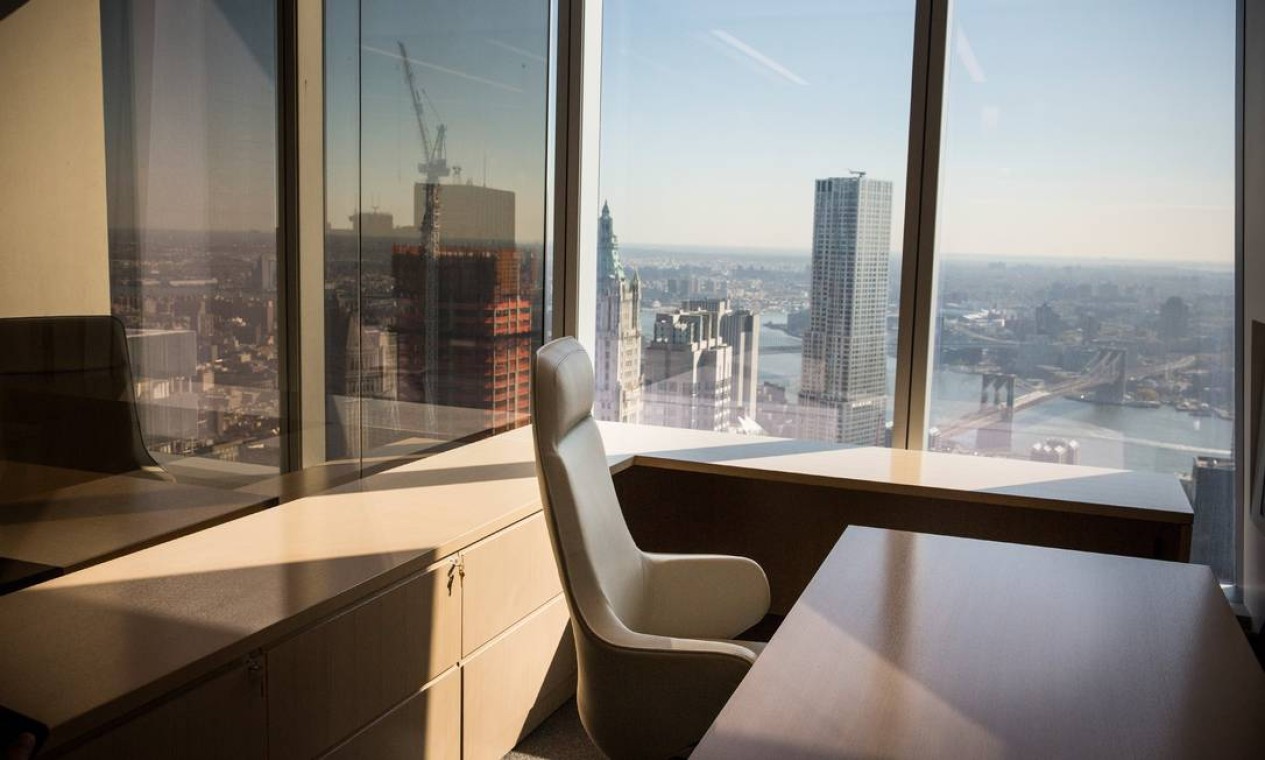 Num escritório-modelo, a vista que os futuros usuários têm dos andares mais altos Foto: Andrew Burton / AFP