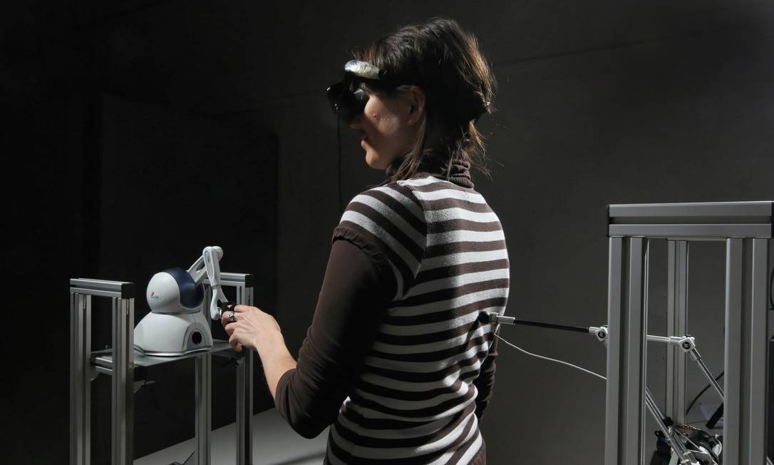 
Imagem do experimento que ‘recriou’ em laboratório a ilusão do fantasma
Foto:
/
Alain Herzog/EPFL
