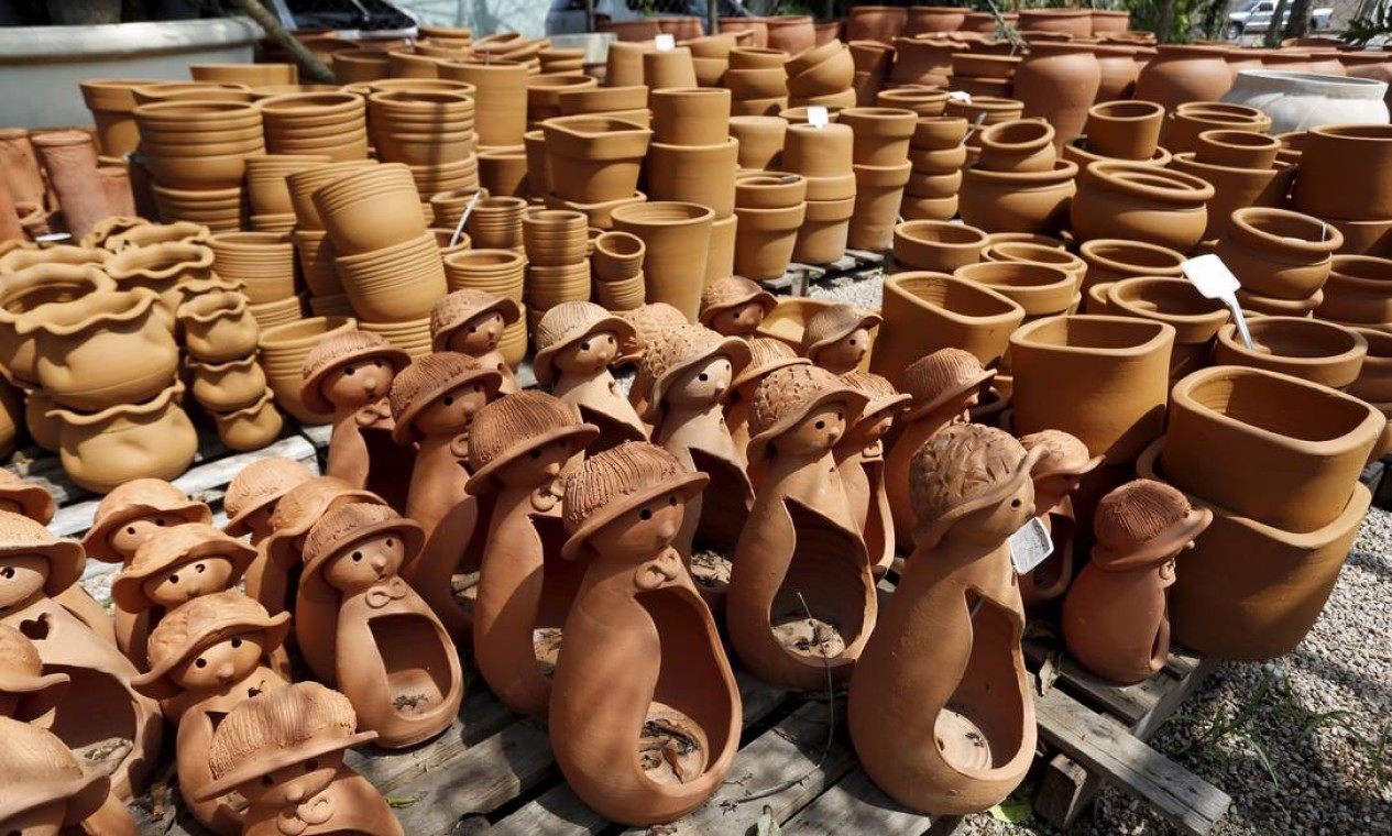 Na entrada, os vasos para plantas chamam a atenção: alguns têm a forma de bonecos (Horto Vargem Garden) Foto: Hudson Pontes/ Agência O Globo