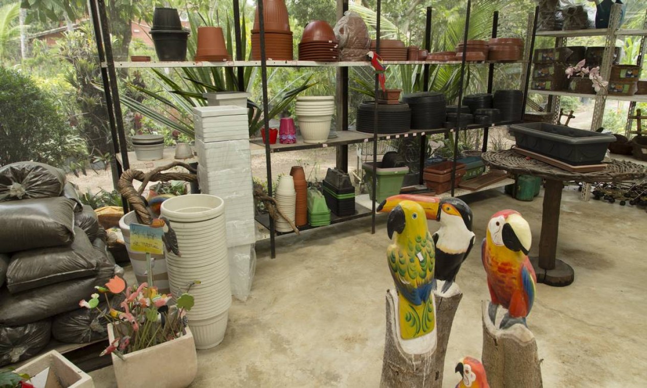 Entre vasos, plantas ornamentais e produtos de jardinagem, artigos de decoração. Há até mensageiros do vento (Costa Garden) Foto: Leo Martins/ Agência O Globo / Agência O Globo