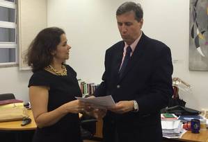 
Presidente da CEMDP, Eugênia Gonzaga, entregou aos coordenador Geral da Comissão Nacional da Verdade (CNV), Pedro Dallari, proposta para ampliar lista de perseguidos políticos
Foto: Divulgação - 06/11/2014