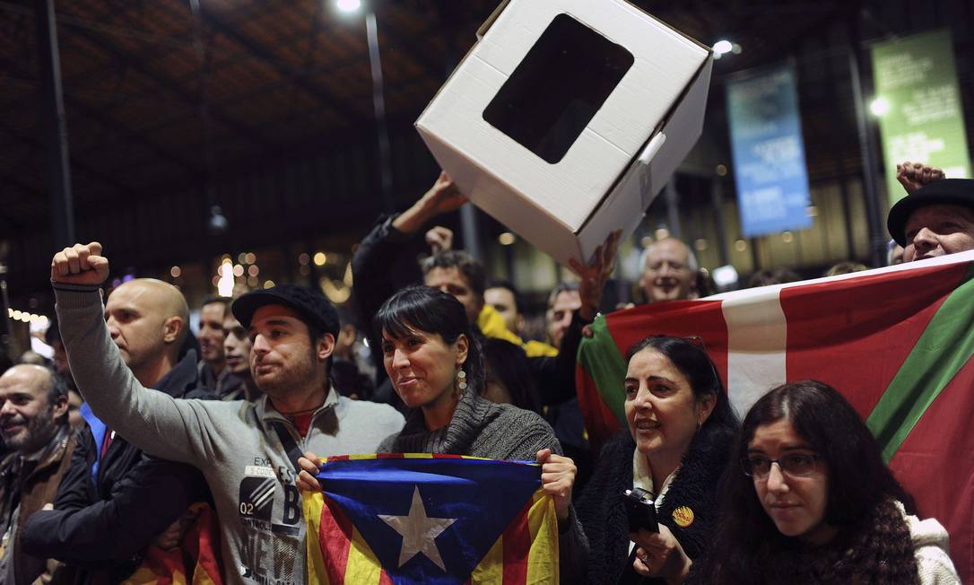 
Ativistas pró-independência em reunião de organização da consulta popular, em Barcelona
Foto:
/
JOSEP LAGO/AFP
