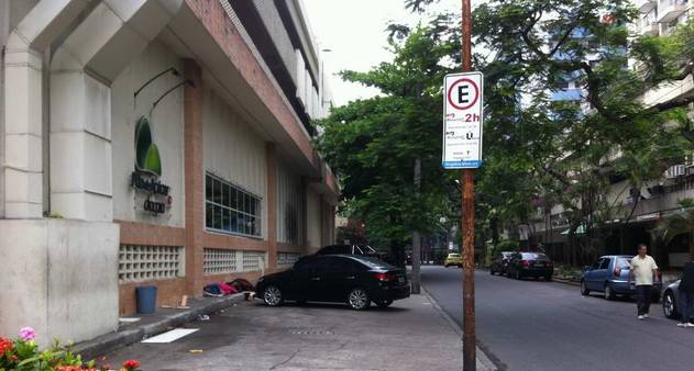 Fradinhos não impedem estacionamento sobre calçadas - Jornal O Globo