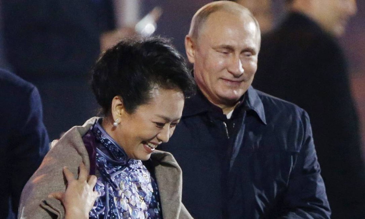 China censura imagens de Putin a oferecer casaco a primeira-dama