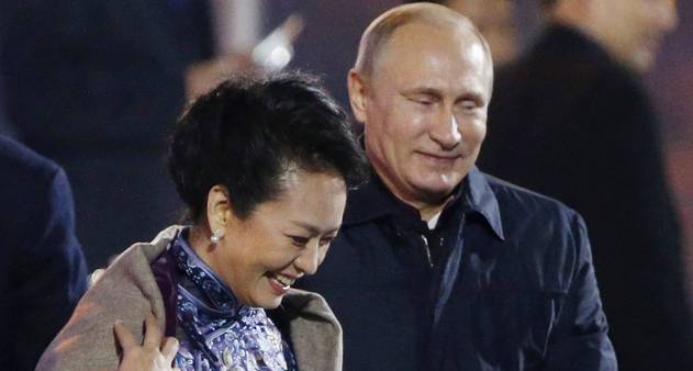 Putin veste casaco em primeira-dama chinesa e causa polêmica