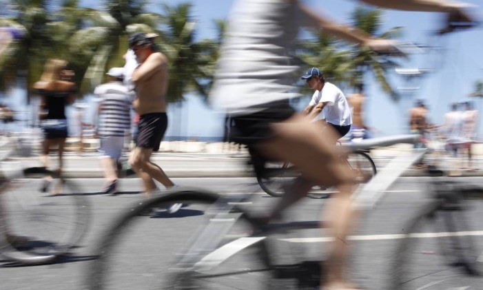 Ciclistas e pedestres aproveitam o fechamento da Avenida Atlântica Foto: Pedro Kirilos / O Globo