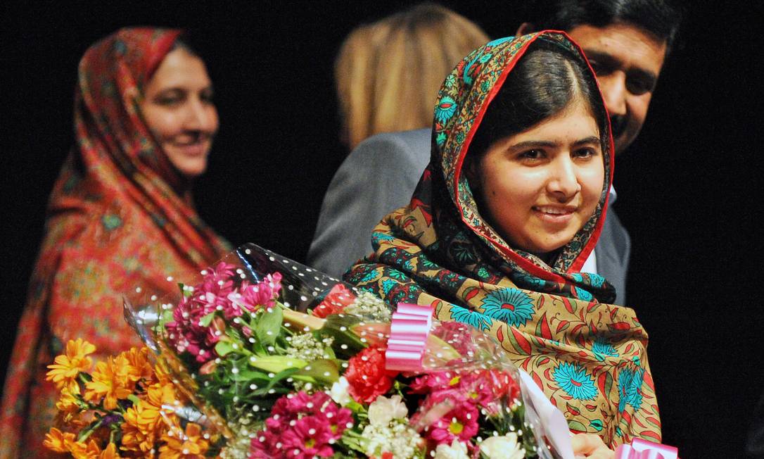 
Malala Yousafzai recebe flores depois de falar em uma conferência em Birmingham, na Inglaterra
Foto:
Rui Vieira
/
AP
