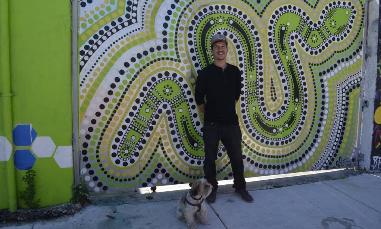 O artista nicaraguense Luis Valle e seu cãozinho Gallery, em frente a um de seus trabalhos, ao lado da Brisky Gallery Foto: Cristina Massari / Agencia O GLOBO
