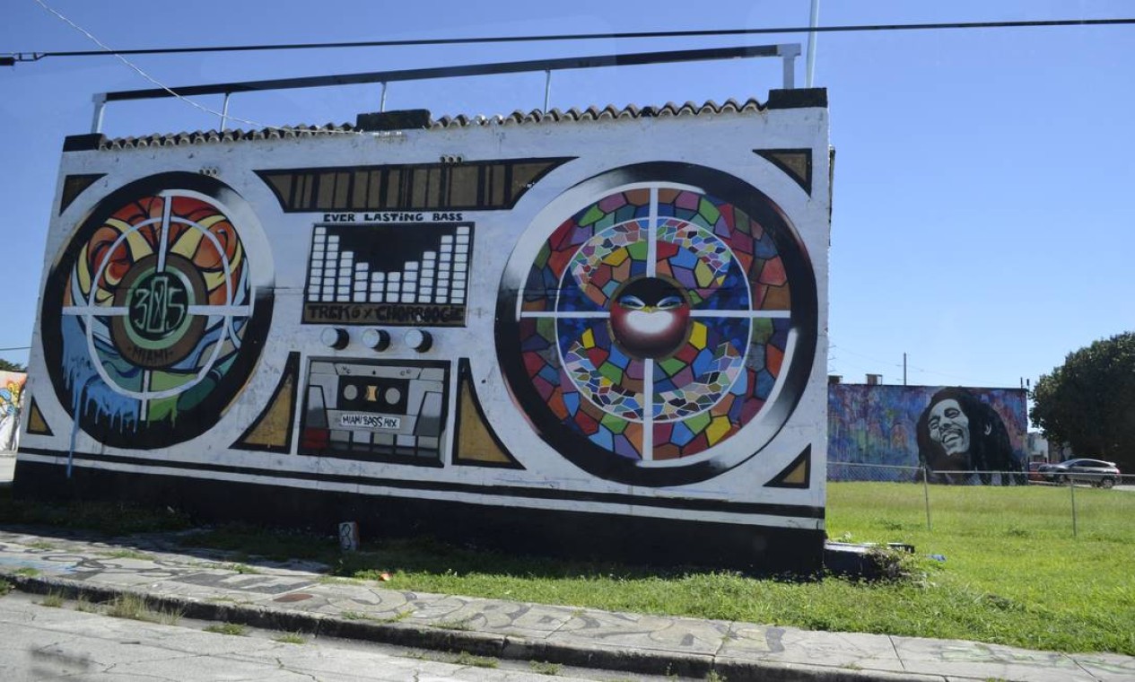 Às margens da auto-estrada I-95, dois dos mais populares murais nas ruas de Wynwood: Bob Marley (ao fundo), de Hec One Love, e Boombox, de Trek6 Foto: Cristina Massari / Agência O GLOBO
