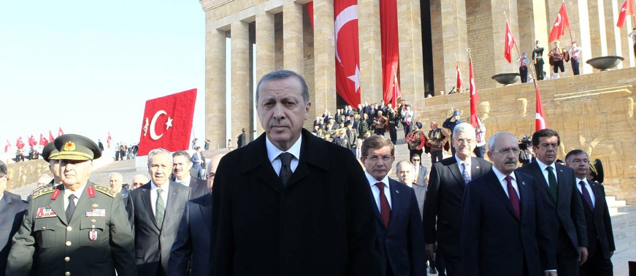 
O presidente Tayyip Erdogan (centro) participa de cerimÃ´nia no mausolÃ©u de Mustafa Kemal Ataturk, fundador RepÃºblica Turca
Foto: ADEM ALTAN / AFP
