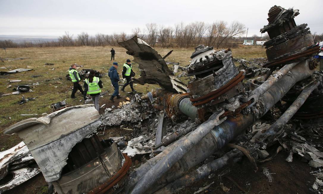 Investigadores holandeses e membro do Ministério de Emergências inspecionam recuperação dos restos do voo MH17, da Malaysia Airlines
Foto: MAXIM ZMEYEV / REUTERS