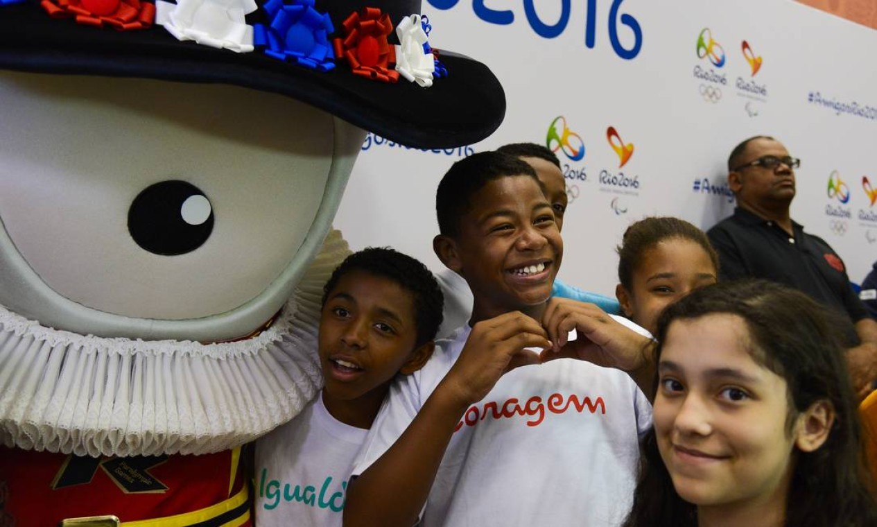 A alegria estampada no rosto das crianças, em contato com os mascotes Foto: WWW.ALEXFERRO.COM.BR / Divulgação