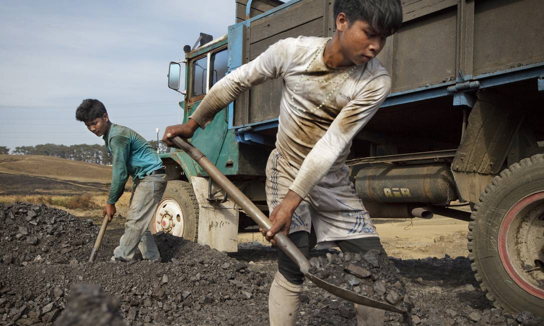 
Jovens mineradores trabalham em Khliehriat, na Índia, em janeiro do ano passado
Foto:
KUNI TAKAHASHI
/
NYT
