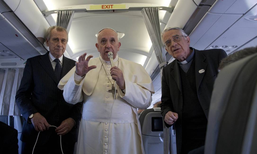 
No avião: O Papa com o porta-voz do Vaticano, Federico Lombardi (à esquerda)
Foto:
Andrew Medichini
/
AP

