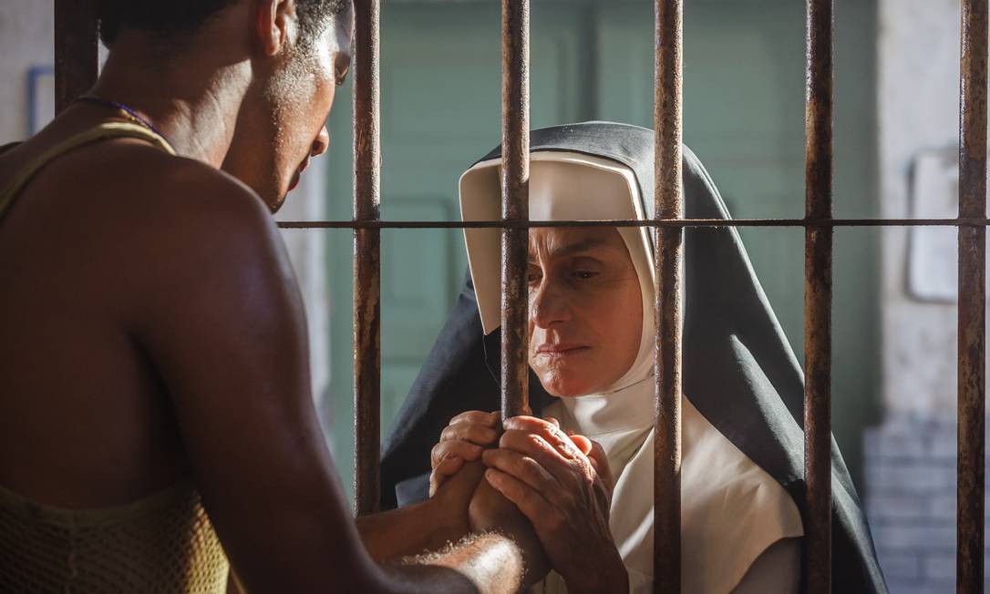 
Regina Braga, que vive a Irmã Dulce na fase adulta, interage com um preso em cena do longa-metragem de Vicente Amorim.
Foto:
/
Ique Esteves
