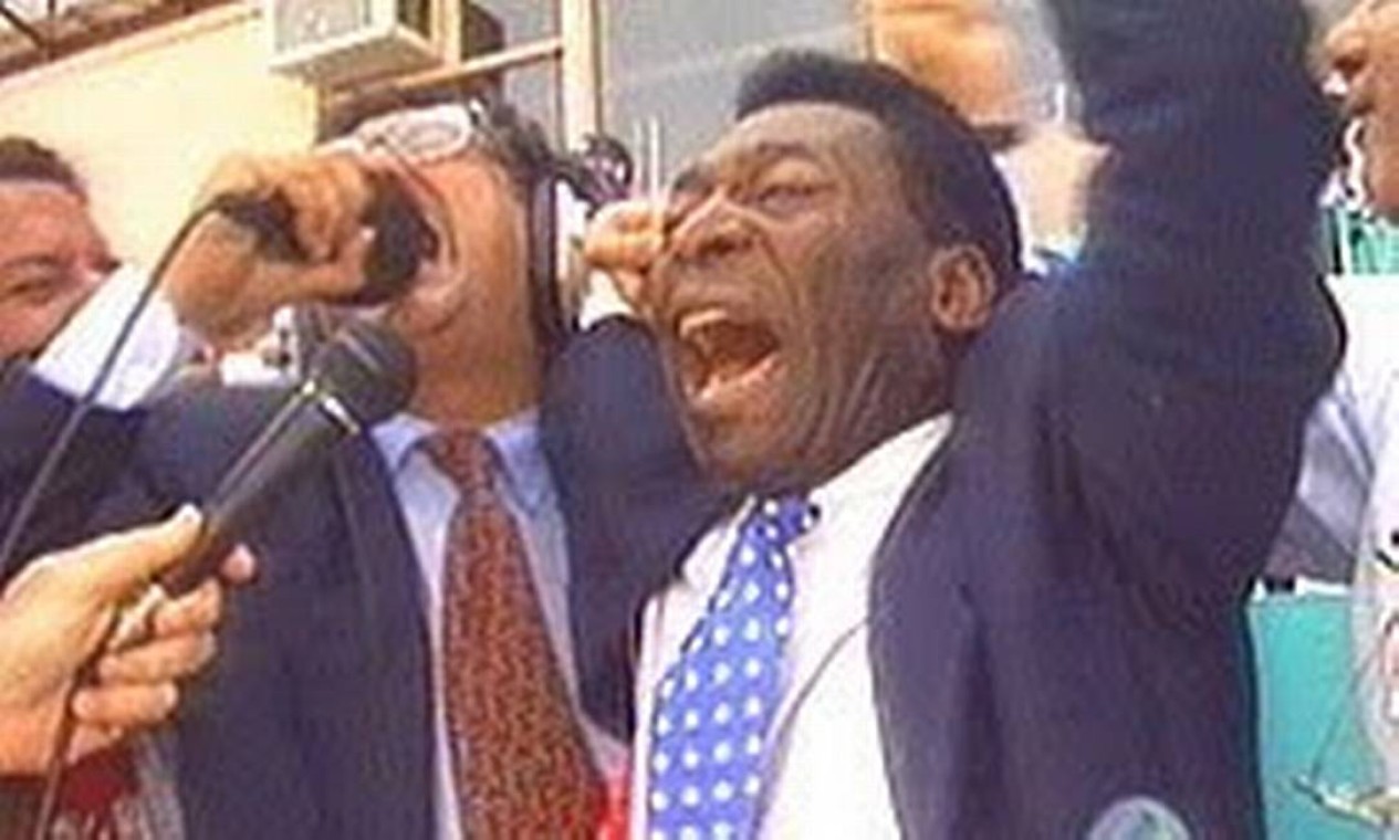 Ao lado do narrador Galvão Bueno, Pelé vibra com a conquista do tetracampeonato mundial pelo Brasil. O Rei foi comentarista da TV Globo na Copa de 1994 Foto: Reprodução