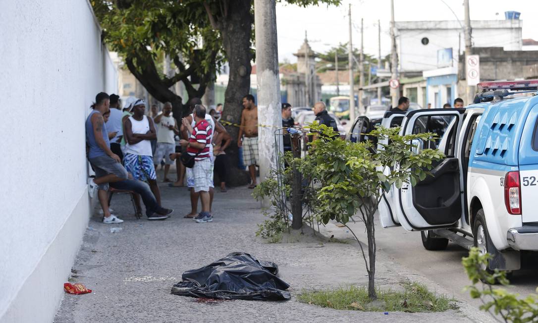 Mulher Morre Ao Ser Atingida Por Bala Perdida Durante Tiroteio Próximo Ao Cemitério Do Caju