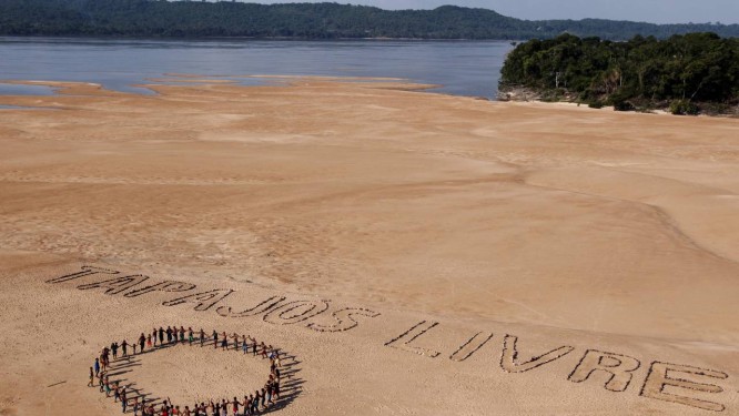 
Ativistas do Greenpeace e Ã­ndios Mundukuru usam pedras para formar a frase â€œTapajÃ³s Livreâ€ nas areias Ã s margens do rio de mesmo nome, prÃ³ximo a Itaituba, no ParÃ¡
Foto: DivulgaÃ§Ã£o/Marizilda Cruppe/Greenpeace