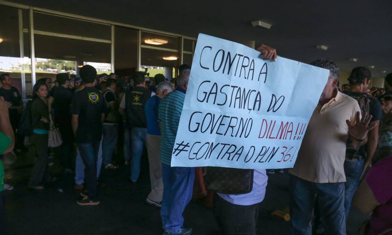 Homem protesta a favor da responsabilidade fiscal Foto: André Coelho / Agência O Globo