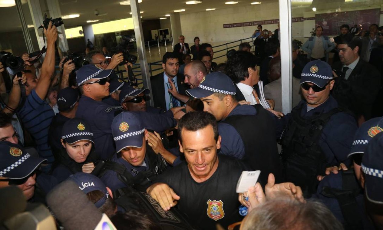 Policiais barram manifestantes no Congresso Nacional Foto: André Coelho / Agência O Globo