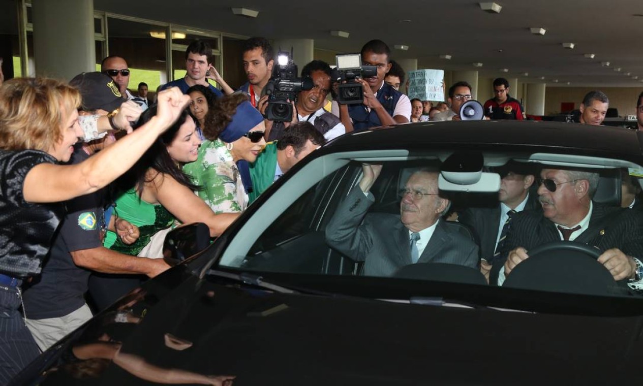 Sarney é xingado por manifestantes barrados no Congresso Foto: Ailton de Freitas / Agência O Globo