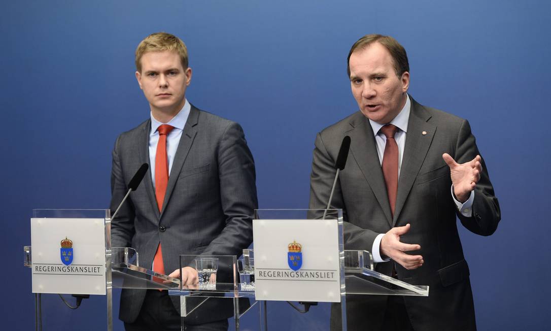 Stefan Löfven (direita) e Gustav Fridolin, ministro da Educação, anunciam eleições antecipadas Foto: Pontus Lundahl/TT NEWS AGENCY / REUTERS
