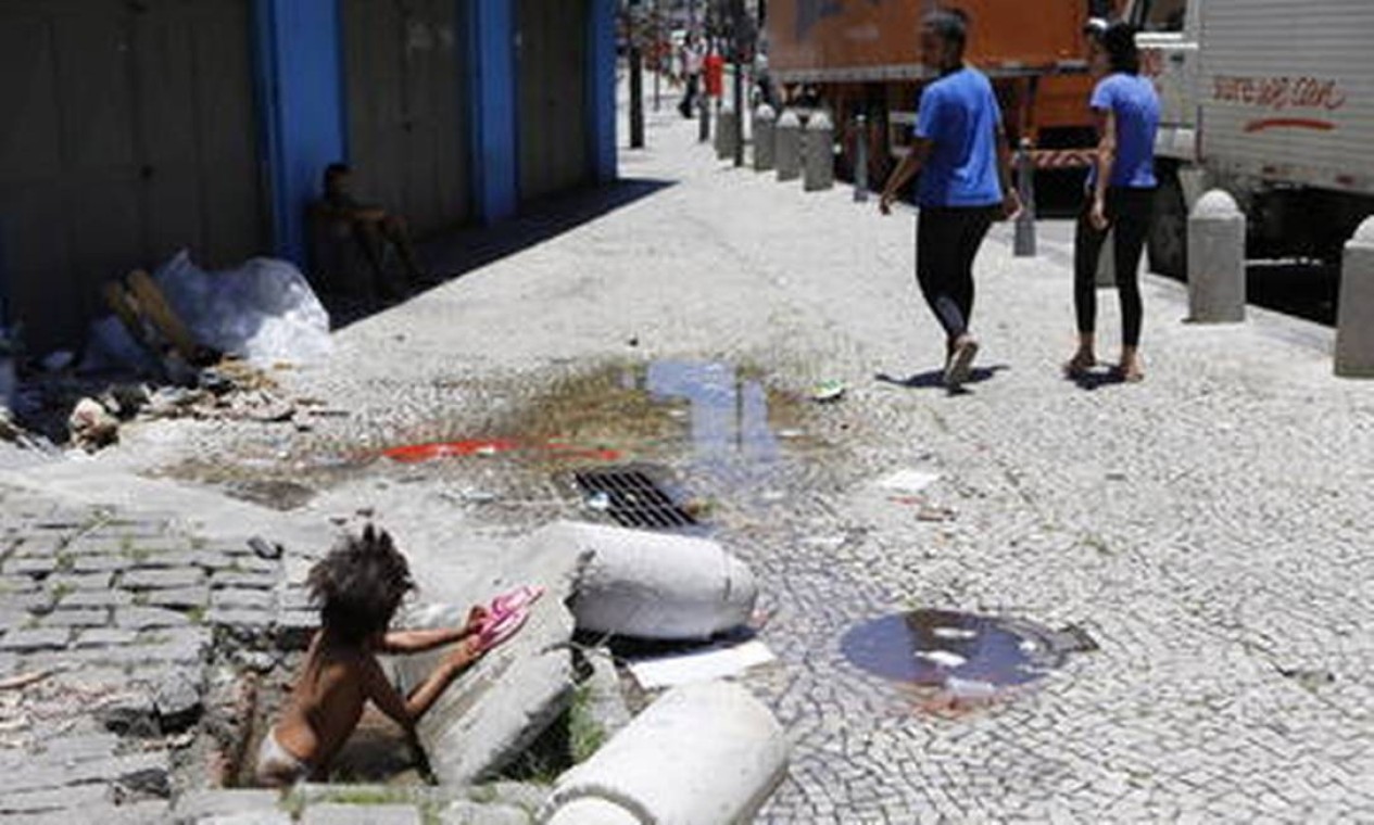 Prefeitura não encontra menina flagrada tomando banho em bueiro - Jornal O  Globo