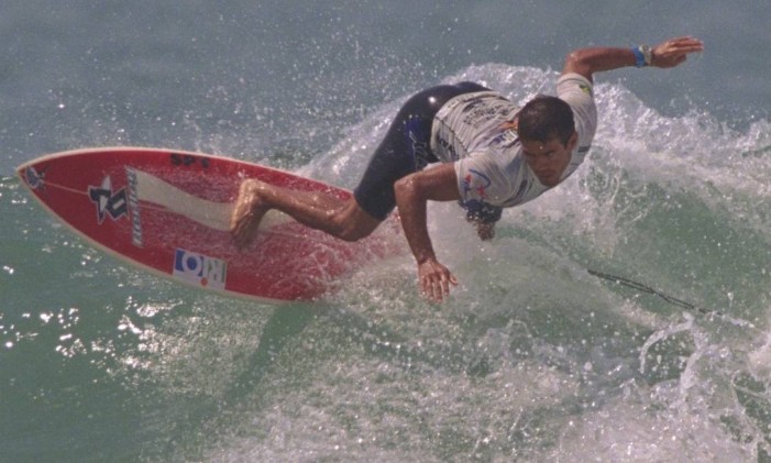 O melhor resultado do Brasil no Circuito Mundial de Surfe foi com Victor Ribas. Nascido em Cabo Frio, o surfista alcançou um terceiro lugar em 1999. É também o segundo brasileiro que mais tempo ficou no circuito. Foram 13 temporadas Foto: Ivo Gonzalez/14-10-1999