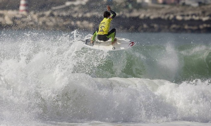 Gabriel Medina conseguiu uma sétima colocação logo em seu primeiro ano Circuito Mundial de Surfe, em 2012. Adriano de Souza também terminou em sétimo nas temporadas de 2008. Foto: Terceiro / Divulgação/19-10-2012