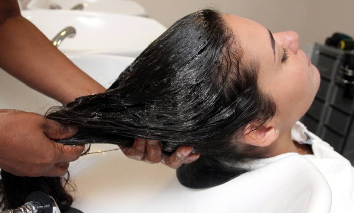 Lavar os fios com água quente pode danificar o cabelo Foto: Beatriz Cunha / Agência O Globo