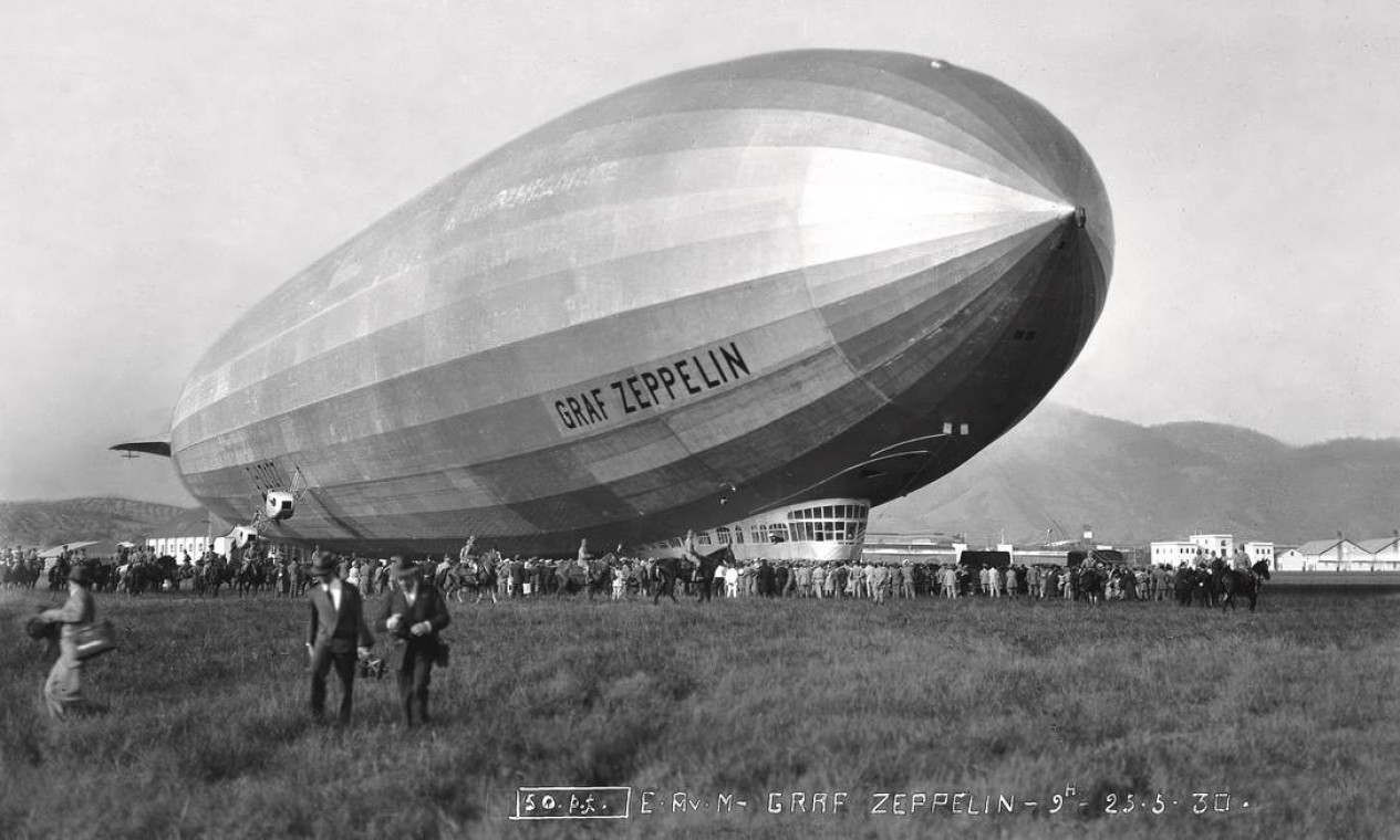 A única imagem não aérea do livro marca a passagem do Graf Zeppelin pelo Rio, em 1930, na Base Aérea dos Afonsos. Foto: Museu Aeroespacial