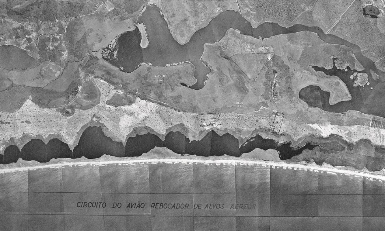 Através de colagens, essa imagem, de 1939, mostra toda a orla da Barra. Nos anos 1930, a ocupação urbana da Baixada de Jacarepaguá era ínfima. A pequena população vivia da pesca, da extração de matérias-primas e de algum cultivo da terra. Foto: Museu Aeroespacial