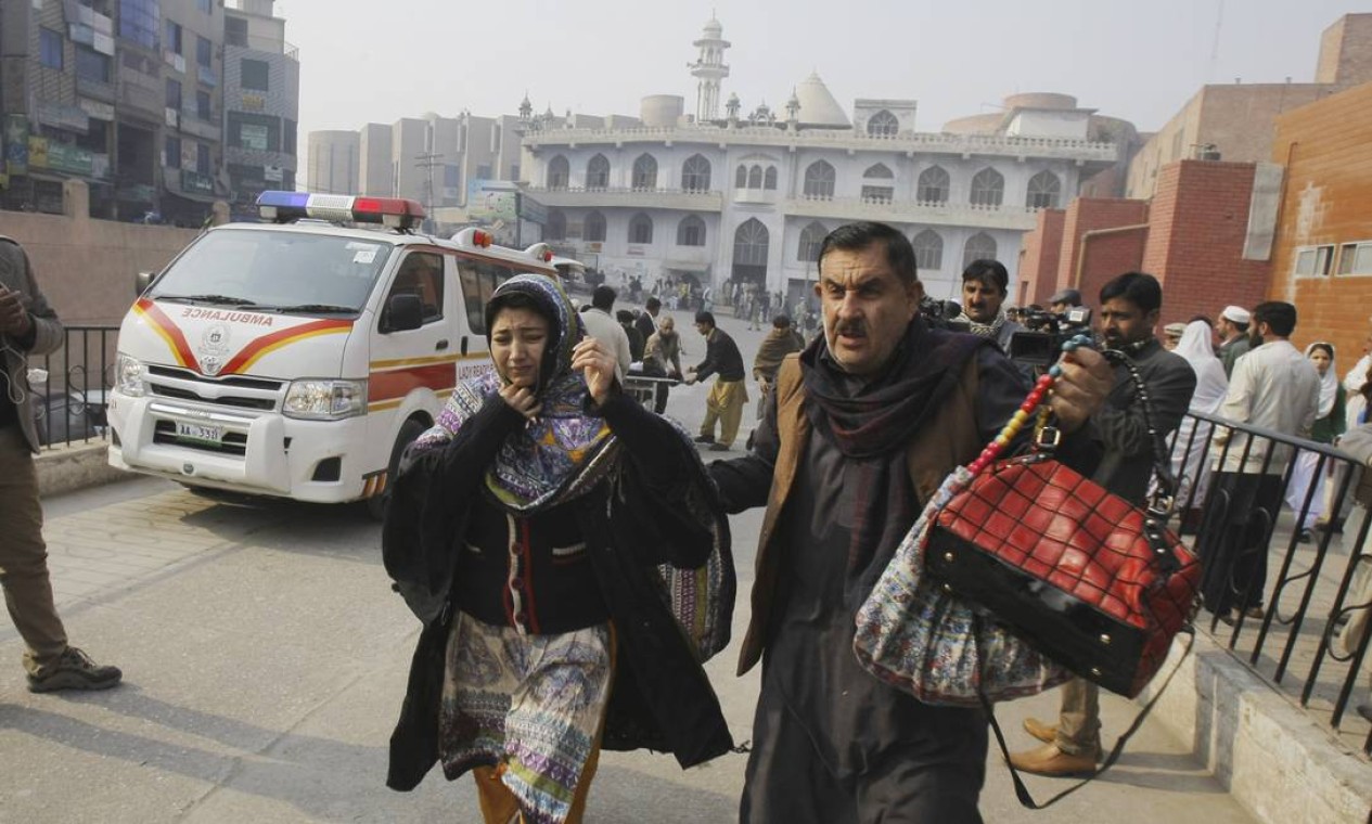Paquistaneses correm para o hospital em busca de notícias dos feridos Foto: Mohammad Sajjad / AP