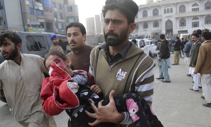 Menina ferida no atentado à escola em Peshawar é levada a hospital: ataque é um dos maiores ocorridos no Paquistão nos últimos anos Foto: Mohammad Sajjad / AP