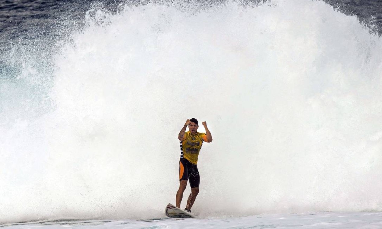 Gabriel Medina comemora após uma onda em Pipeline Foto: Kent Nishimura / AFP