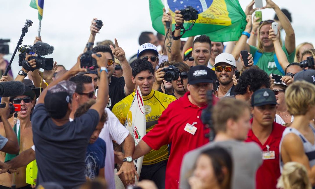 O brasileiro é assediado por fãs e pela imprensa rumo ao mar Foto: Kirstin_Scholtz / Divulgação ASP