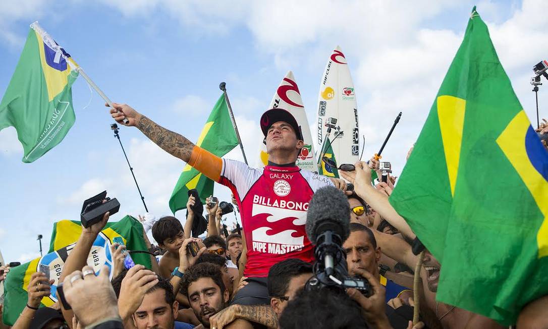 Medina exibe a bandeira do Brasil após a conquista histórica Foto: Divulgação / ASP