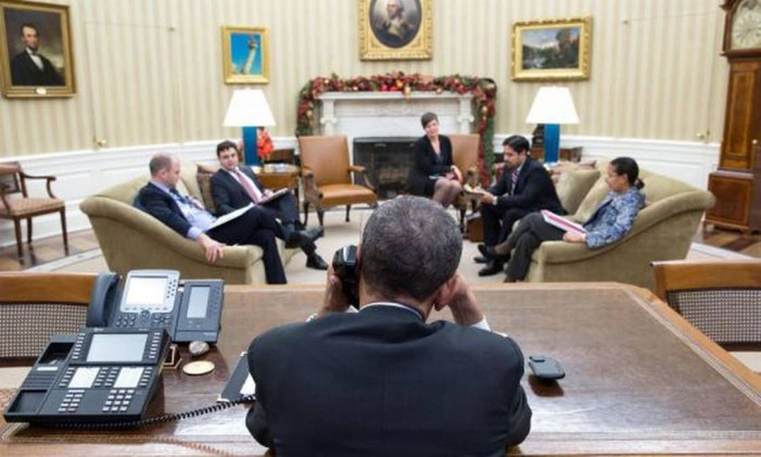 
Na Casa Branca, Obama conversa por telefone com Raúl Castro na presença de Ben Rhodes e Ricardo Zúñiga
Foto: Casa Branca