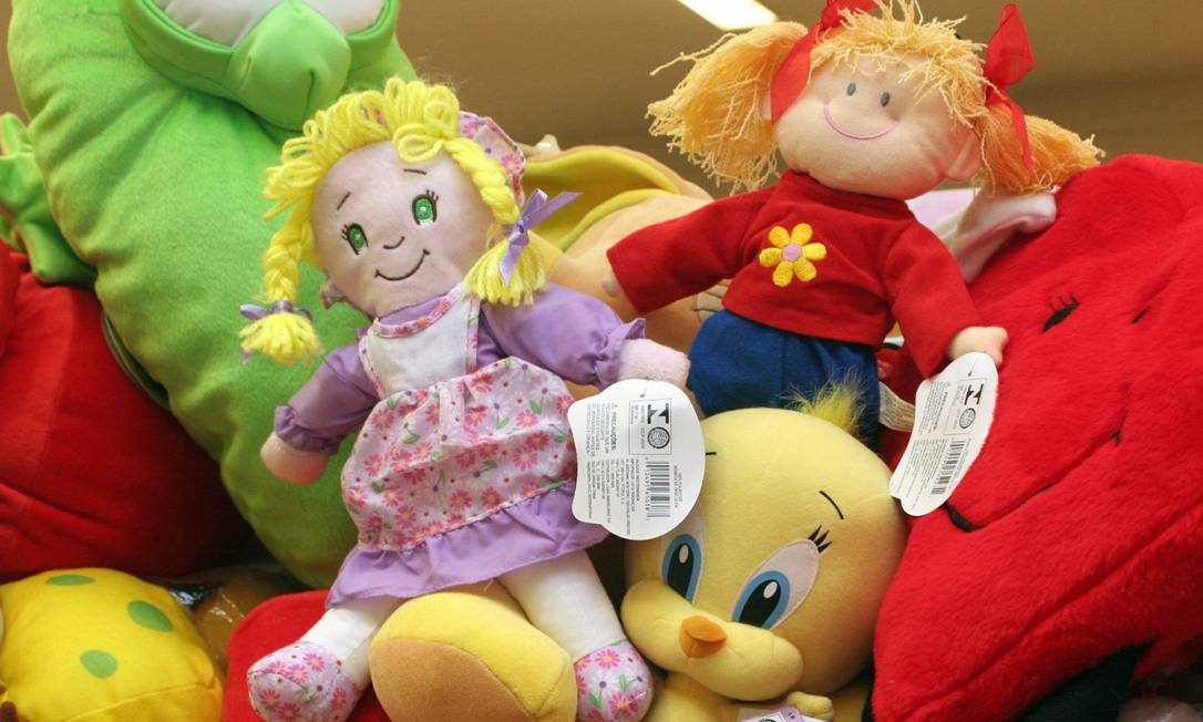 
Fiscais do Inmetro observaram se brinquedos tinham selo de certificação que garante a segurança das crianças
Foto:
LUCÍOLA VILLELA
/
EXTRA/AGÊNCIA O GLOBO
