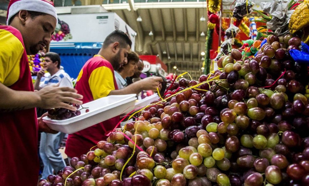 Cachos de uvas, obrigatórios em muitas mesas natalinas, também foram muito procuradas por quem foi até a 25 de Março Foto: Terceiro / Agência O Globo