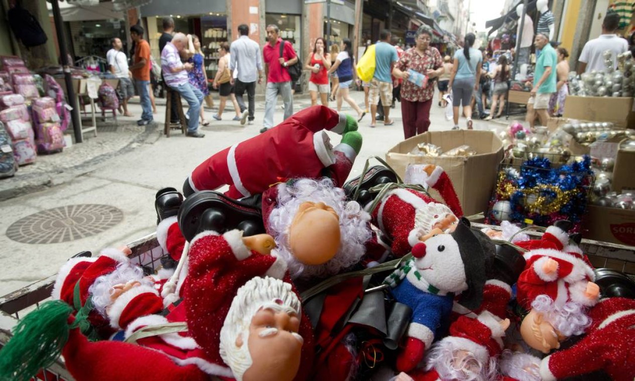 Nas últimas horas antes do Natal, consumidores encontraram preços mais baixos: bonecos eram vendidos a R$ 5 Rua da Alfândega, uma das principais da Saara Foto: Márcia Foletto / Agência O Globo