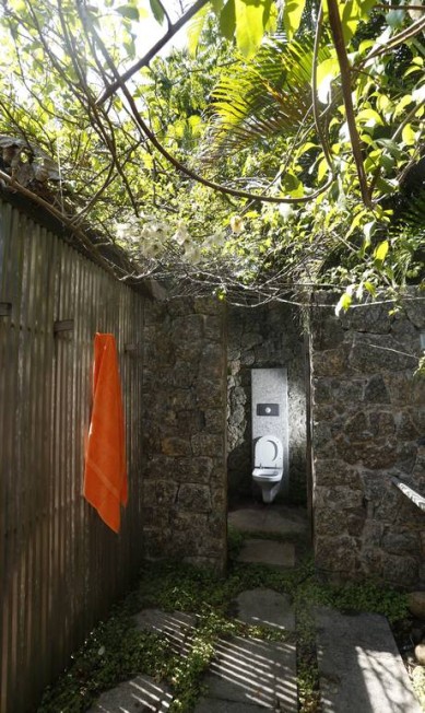 No spa da casa dos Indio da Costa, o banheiro ao ar livre foi feito em 