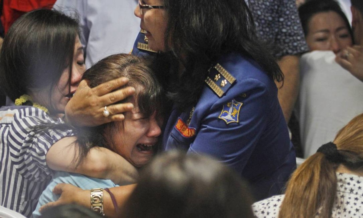 Imagens de corpos e destroços flutuando nas águas indonésias encerraram dolorosamente o mistério sobre o desaparecimento da aeronave Foto: Trisnadi / AP