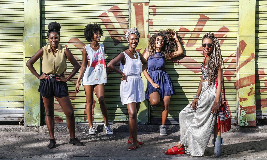 
‘It-girls’ das comunidades: Keyla Bergamazi, Isadora Machado, Ana Paula Liboa, Annapaula Bloch e Carol Fenty
Foto:
Ivo Gonzalez
/
Agência O Globo
