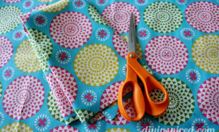 Escolha um tecido bem alegre e colorido Foto: Diy Inspired blog