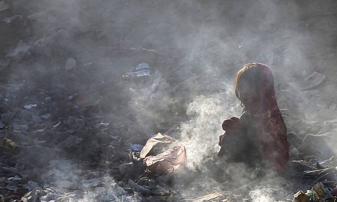 
Menina afegã no meio de um lixão em Cabul: falta de investimentos comprometeu resultado do programa dos Objetivos do Milênio em países menos desenvolvidos; agora, novo projeto será voltado para a escassez de recursos
Foto:
MOHAMMAD ISMAIL
/
REUTERS
