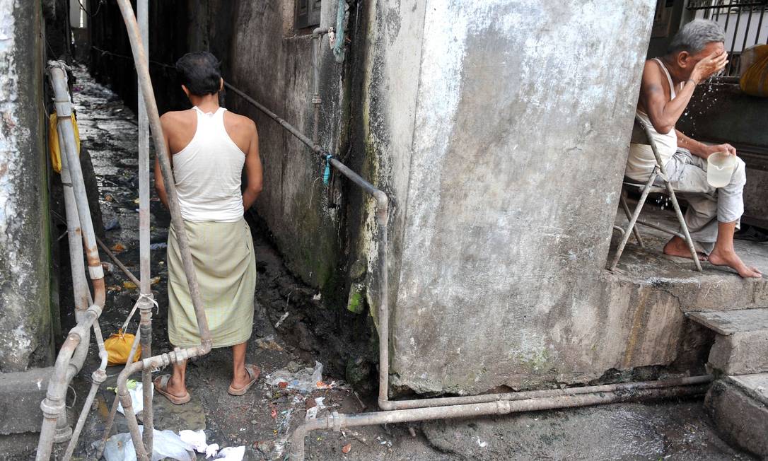 
Indiano urina em um beco em Mumbai: nas favelas da cidade, cada banheiro é compartilhado, em média, por 81 pessoas
Foto:
PAL PILLAI
/
AFP
